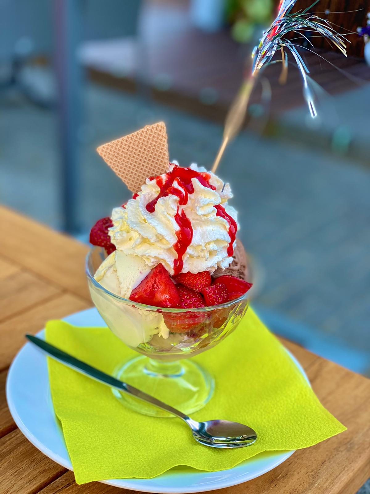 Erdbeer-Eisbecher mit Sahne