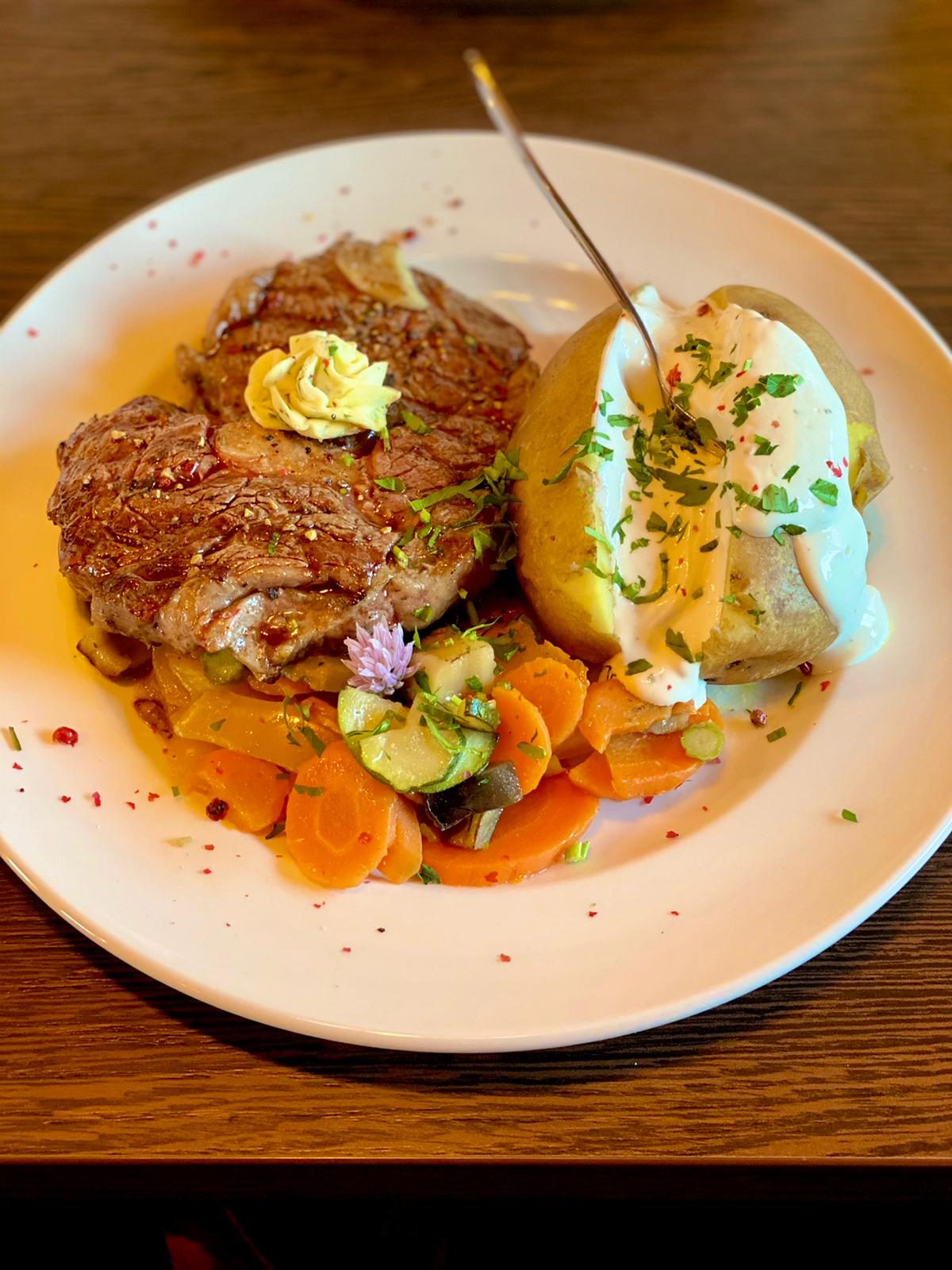 Rinderentrecôte mit Beilagen